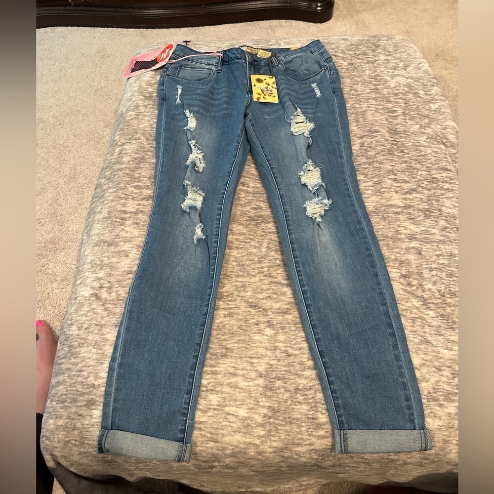 NWT Women’s Size 11 Distressed Jeans